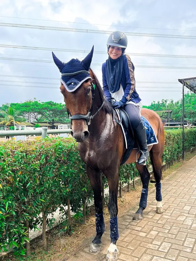 Shireen Sungkar Berkuda