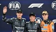 Kesuksesan Kimi Antonelli meraih pole position diikuti rekan setimnya, George Russell. Tampak dalam foto, (dari kiri ke kanan) Pembalap Mercedes AMG Petronas asal Inggris, George Russell; Pembalap Mercedes AMG Petronas asal Italia, Kimi Antonelli; dan pembalap McLaren Mastercard F1 Team asal Australia, Oscar Piastri berpose setelah sesi kualifikasi Formula 1 GP Jepang 2026 di Sirkuit Suzuka, pada Sabtu (28/3/2026). (Toshifumi KITAMURA/AFP)