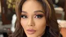 Mengenakan makeup bold pada bagian mata, pesona Bunda Corla ini bikin kagum. Rambutnya yang dibiarkan terurai, membuat penampilan wanita kelahiran 1974 itu tampak awet muda bak ABG.(Liputan6.com/IG/@corla_2)