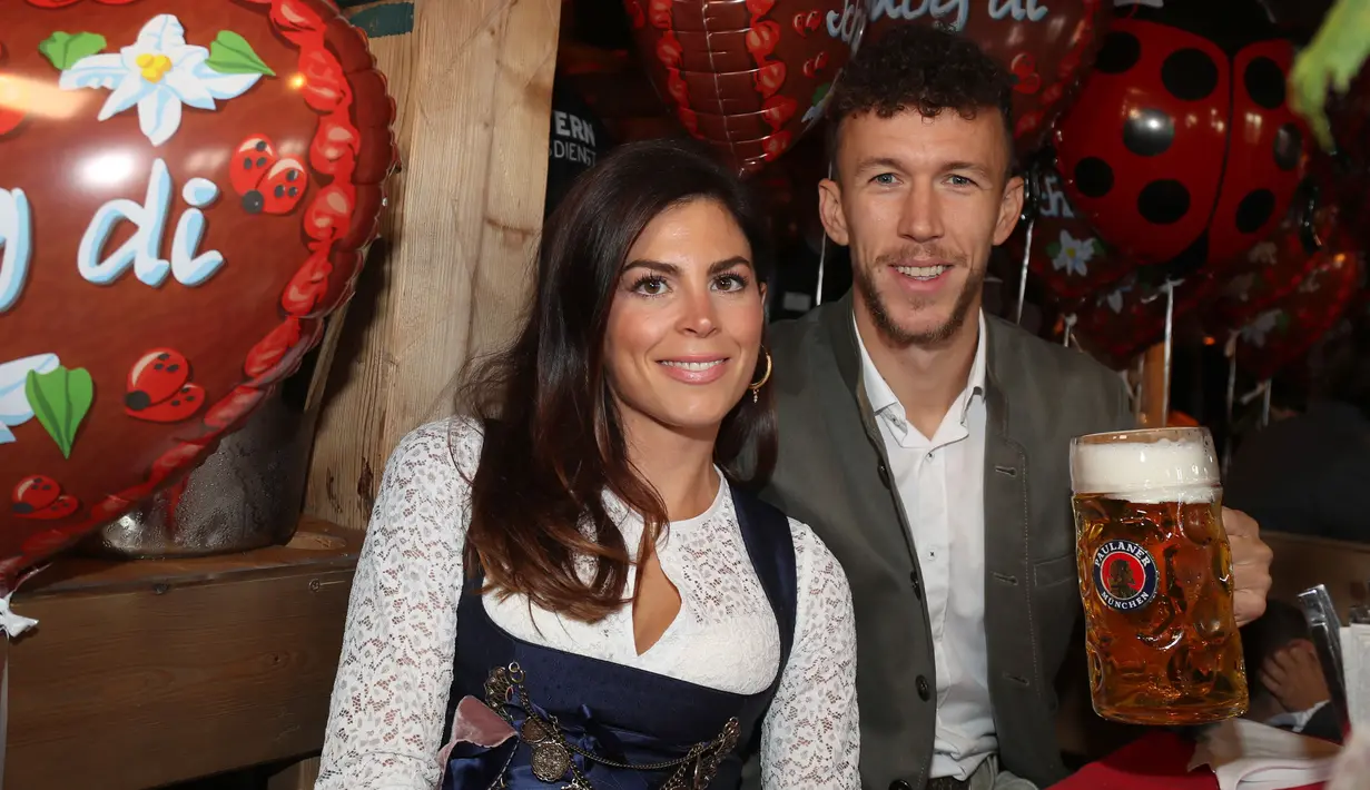 Gelandang Bayern Munchen, Ivan Perisic dan istrinya Josipa Perisic berpose saat menghadiri festival bir Oktoberfest 2019 di Munich, Jerman selatan (6/10/2019). (AFP Photo/Stefan Matzke)