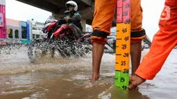 Hingga Rabu (29/1/2025) sore, Jalan Boulevard Raya di kawasan Kelapa Gading, Jakarta Utara, masih tergenang air dengan ketinggian 10 hingga 20 cm. (Liputan6.com/Herman Zakharia)