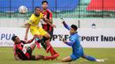 Pemain PS Barito Putera, Beni Oktovianto (tengah) berusaha mencetak gol saat laga pekan kesembilan BRI Liga 1 2021/2022 antara Persipura Jayapura melawan PS Barito Putera di Stadion Moch Soebroto, Magelang, Senin (23/10/2021). (Bola.com/Bagaskara Lazuardi)