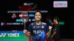 Ekspresi tunggal putra Indonesia, Anthony Sinisuka Ginting, setelah mengalahkan wakil China, Li Shi Feng, dalam pertandingan semifinal Indonesia Open 2023 yang berlangsung di Istora Senayan, Sabtu (17/6/2023). Ginting berhasil mengalahkan Li Shi Feng dengan skor 21-17, 21-15 dalam kurun waktu 51 menit. (Bola.com/M Iqbal Ichsan)