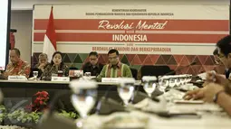 Menko PMK Puan Maharani (kedua kiri) saat memimpin rapat koordinasi di Jakarta, Kamis (11/2/2016). Rakor tersebut membahas Science Techno Park (STP) atau Taman Sains. (Liputan6.com/Faizal Fanani)