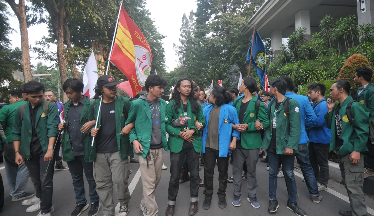 Aksi unjuk rasa tersebut bertepatan dengan sidang tahunan MPR, DPR, DPD RI bersama pemerintah. (merdeka.com/Imam Buhori)