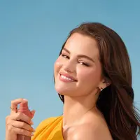Baru-baru ini, Selena Gomez juga mengungkapkan rahasia kulit tubuh glowing-nya yang ternyata berasal dari produk terbaru dari brand kecantikannya sendiri. [@selenagomez].