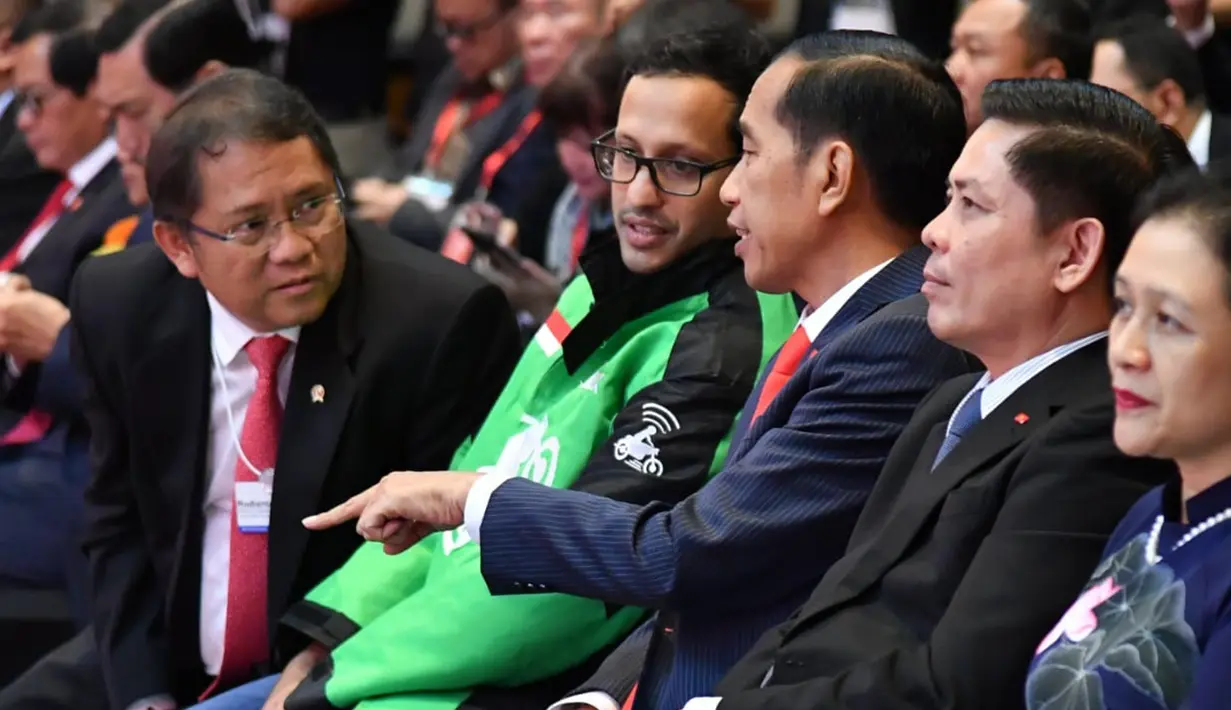 Presiden Jokowi berbincang dengan CEO Go-Jek, Nadiem Makarim saat peluncuran aplikasi Go-Viet di Hanoi, Rabu (12/9). Goviet merupakan produk aplikasi penyedia jasa transportasi di Vietnam yang berkolaborasi dengan Goje. (Liputan6.com/HO/Biro Pers Setpres)