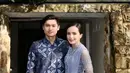 Beby tampilan mengenakan kebaya panjang berpayet dari Wiranti Kurnia dipadukan selendang polos dengan hiasan beads di pinggir selendang. Serta mengenakan bawahan kain batik coklat kebiruan. [@bebytsabina]