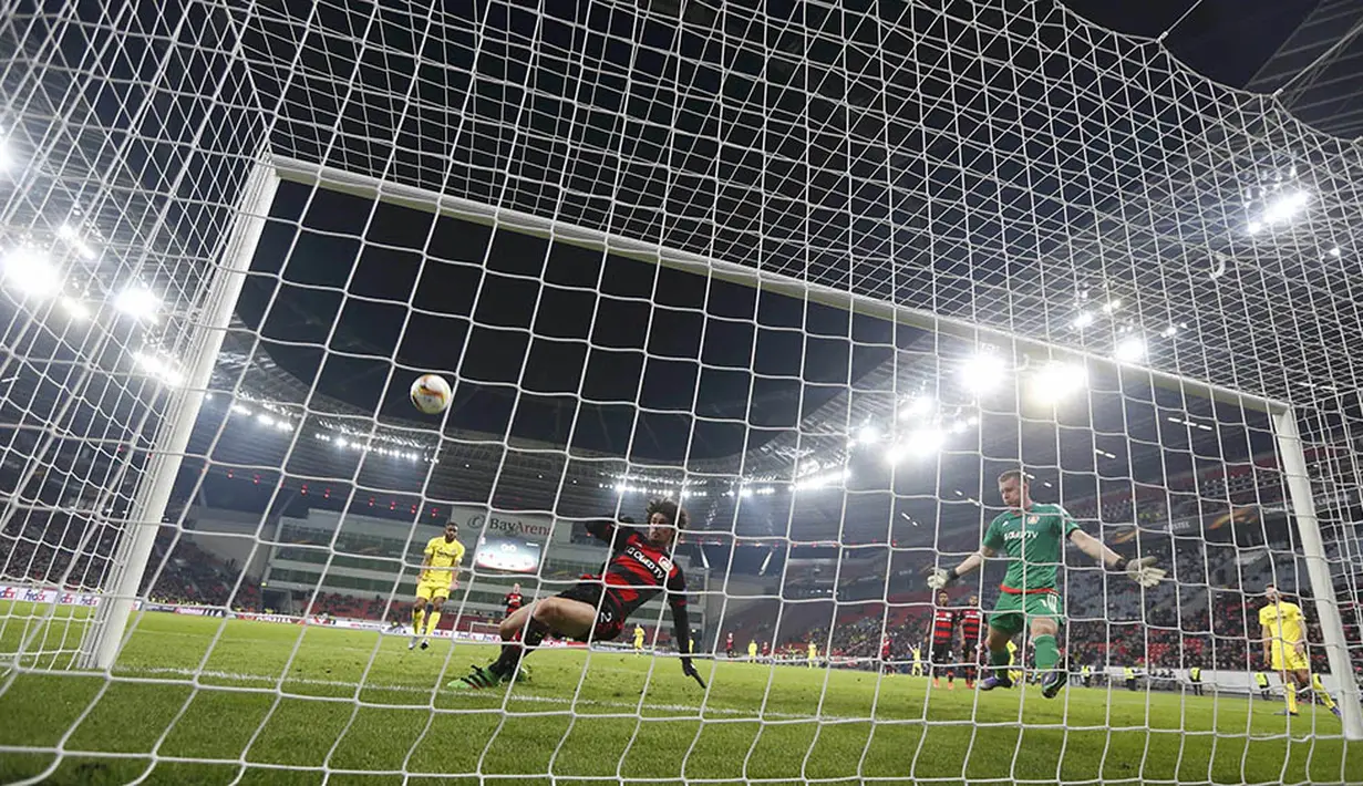 Kiper Leverkusen, Bernd Leno, berusaha mengamankan gawangnya dari gempuran pemain Villarreal pada laga leg kedua babak 16 besar Liga Europa di Stadion BayArena, Jerman, Jumat (18/3/2016) dini hari WIB. (Reuters/Wolfgang Rattay)