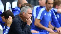 OPTIMISTIS - Manajer Jose Mourinho percaya diri untuk membawa Chelsea finis posisi empat besar. (AFP/Ian MacNicol).