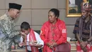 Yohanes “Joni” Ande Kalla menerima penghargaan dan piagam dari Mendikbud Muhadjir Effendy di Jakarta, Senin (20/8). Joni mendapat beasiswa pendidikan atas aksi patriotnya memanjat tiang bendera pada peringatan HUT ke-73 RI. (Liputan6.com/Herman Zakharia)