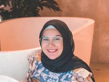 Wanita yang dikenal sebagai aktris sinetron ini memang selalu tampil cantik dengan berbagai riasan. Ia semakin cantik dengan kacamata berwarna bening.(Liputan6.com/IG/@_irishbella_)
