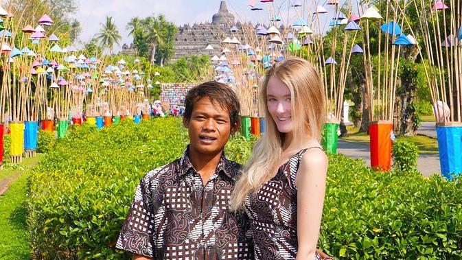 Bule asal Inggris, Polly Alexandria Robinson, yang menikah dengan lelaki Muntilan, Jawa Tengah, Karna Radheya. (dok. Instagram @pollyoddsocks/https://www.instagram.com/p/BlZvRteAC4P/Asnida Riani)