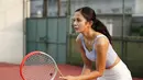 Melalui postur tubuh yang diperlihatkan, Kirana Larasati juga terlihat begitu serius saat bermain tenis. Bahkan, tak sedikit pula yang menganggapnya bak seorang atlet. (Liputan6.com/IG/@kiranalarasati)