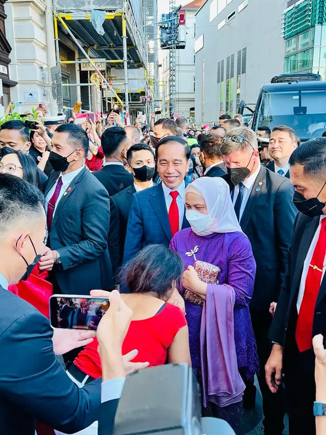 FOTO: Tiba di Jerman, Presiden Jokowi dan Ibu Negara Disambut Antusias Warga Indonesia