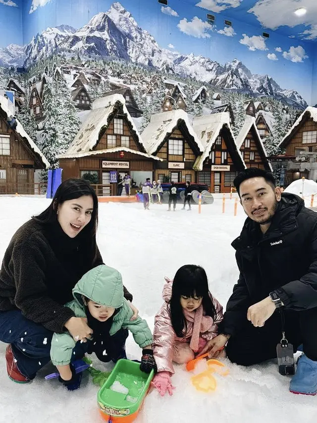 Potret Harmonis Keluarga Kecil Syahnaz Sadiqah dan Ritchie Ismail  [Instagram/syahnazs] [Instagram/syahnazs]
