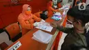 Keluarga Penerima Manfaat (KPM) mencairkan bantuan sosial tunai di Kantor Pos Bogor, Jawa Barat, Rabu (13/5/2020). Bantuan bagi yang terdampak COVID-19 tersebut berupa bantuan langsung tunai senilai Rp 600 ribu per bulan selama tiga bulan ke depan. (merdeka.com/Arie Basuki)
