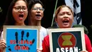 Demonstran membawa sejumlah poster yang berisi kecaman atas imperealisme yang dilakukan oleh Amerika Serikat, Jepang dan China atas Asia Tenggara di depan Kedutaan Besar AS di Manila, Jumat (28/4). (AP Photo / Bullit Marquez)