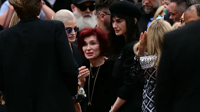 Perhiasan Ozzy: Air Mata Keluarga Iringi Kepergian Sang Legenda.