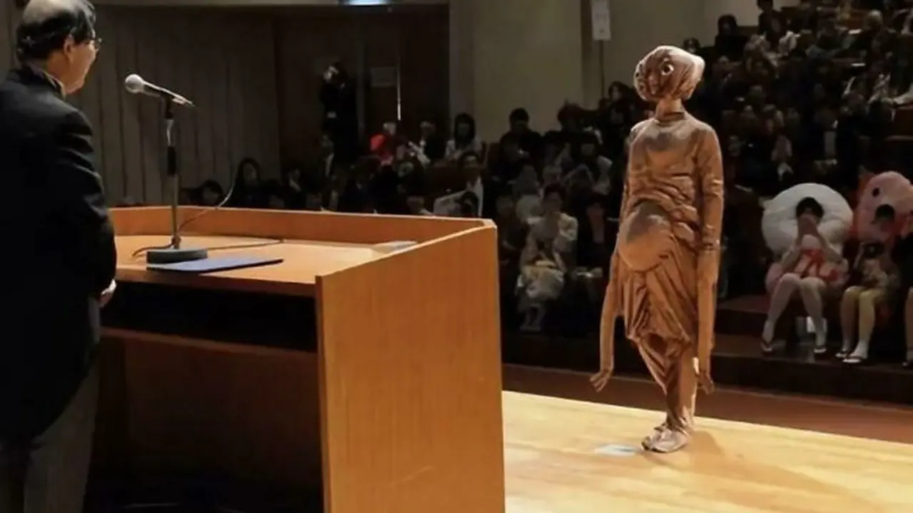 8 Potret Kostum Kelulusan Mahasiswa di Universitas Kyoto Ini Curi Perhatian