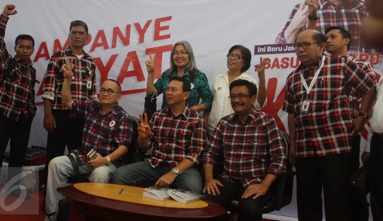 Cagub dan cawagub DKI Jakarta, Basuki Tjahaja Purnama dan Djarot Saiful Hidayat bersama Juru Bicara Tim Pemenangan Ahok-Djarot, Ruhut Sitompul disela menerima pengaduan warga di Rumah Lembang, Jakarta, Rabu (16/11). (Liputan6.com/Gempur M Surya)