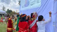 Ratusan remaja dan pemuda di Poso menandatangani piagam keberagaman saat mengikuti 'Jelajah Budaya Rumah KITA Poso' yang diinisiasi Institut Mosintuwu dan Pemdes Pinedapa, Kabupaten Poso, Kamis (15/9/2022). (Foto: Heri Susanto/ Liputan6.com).