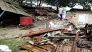 Seorang pria mencari barang-barang dari rumahnya yang rusak setelah tsunami menerjang Pantai Carita, di perairan Banten, Minggu (23/12). Tsunami menerjang beberapa daerah di sekitar Selat Sunda pada Sabtu 22 Desember 2018 malam. (SEMI / AFP)