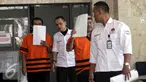 Tersangka suap PTUN Medan Syamsir Yusfan dan Dermawan Ginting berjalan usai menjalani pemeriksaan di Gedung KPK, Jakarta, Jumat (27/7/2015). Syamsir dan Dermawan diperiksa terkait kasus dugaan penerimaan suap. (Liputan6.com/Yoppy Renato)