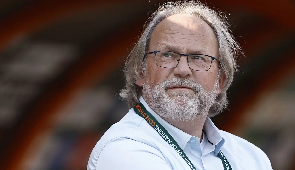 Pelatih Gambia, Tom Saintfiet mundur setelah gagal membawa timnya lolos ke babak 16 besar setelah hanya menghuni posisi juru kunci Grup C. Dalam tiga laga, Gambia gagal mengoleksi poin setelah menderita tiga kekalahan dari Senegal, Kamerun dan Guinea. (AFP/Kenzo Tribouillard)