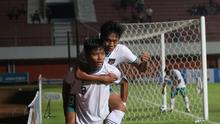 Penyerang Timnas Indonesia U-16, Arkhan Kaka, menggendong rekan setimnya, Muhammad Kafiatur Rizky, setelah ia memberikan assist untuk gol yang dicetak Kafiatur dalam laga melawan Singapura di Piala AFF U-16 2022, Rabu (3/8/2022). (Bola.com/Hery Kurniawan)