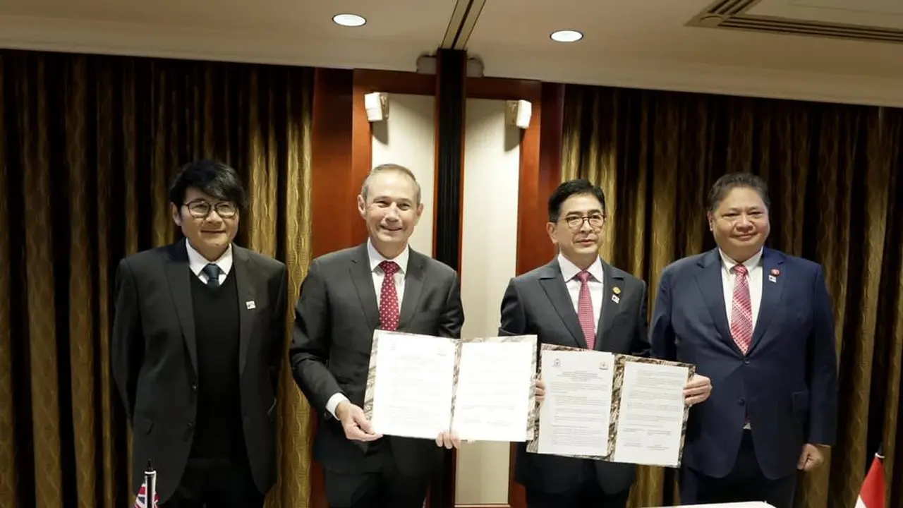 Menteri Koordinator Bidang Perekonomian Airlangga Hartarto menyaksikan penandatanganan Rencana Aksi implementasi MoU antara Pemerintah Negara Bagian Western Australia and Kadin Indonesia pada Selasa (4/7/2023). (Dok Kemenko Perekonomian)