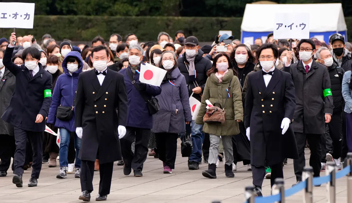 Warga diantar untuk melihat Kaisar Jepang Naruhito saat perayaan ulang tahunnya ke-63 Kaisar Jepang Naruhito di Istana Kekaisaran, Tokyo, Jepang, Kamis (23/2/2023). Warga Jepang ramai-ramai datang untuk mengucapkan selamat kepadanya Kaisar Jepang Naruhito saat perayaan ulang tahunnya yang ke-63. (AP Photo/Eugene Hoshiko, Pool)