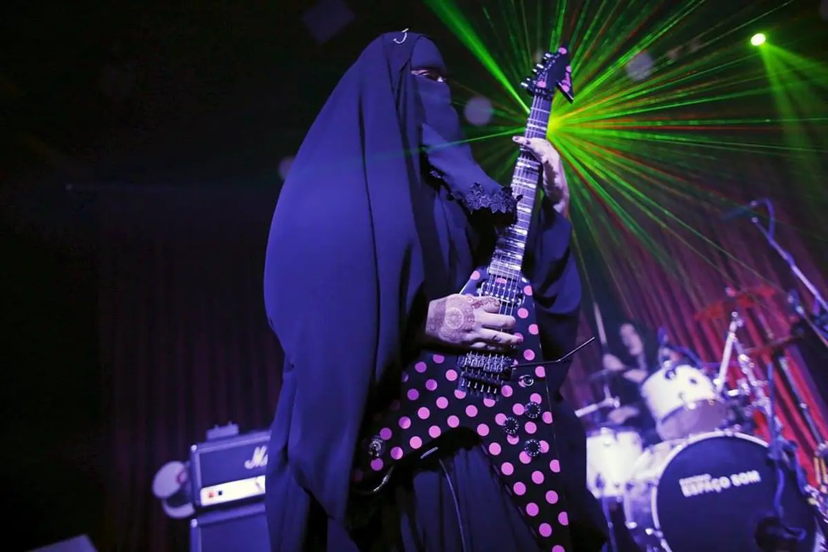 Video Gisele Marie Si Gitaris Heavy Metal 'In Action' di Panggung