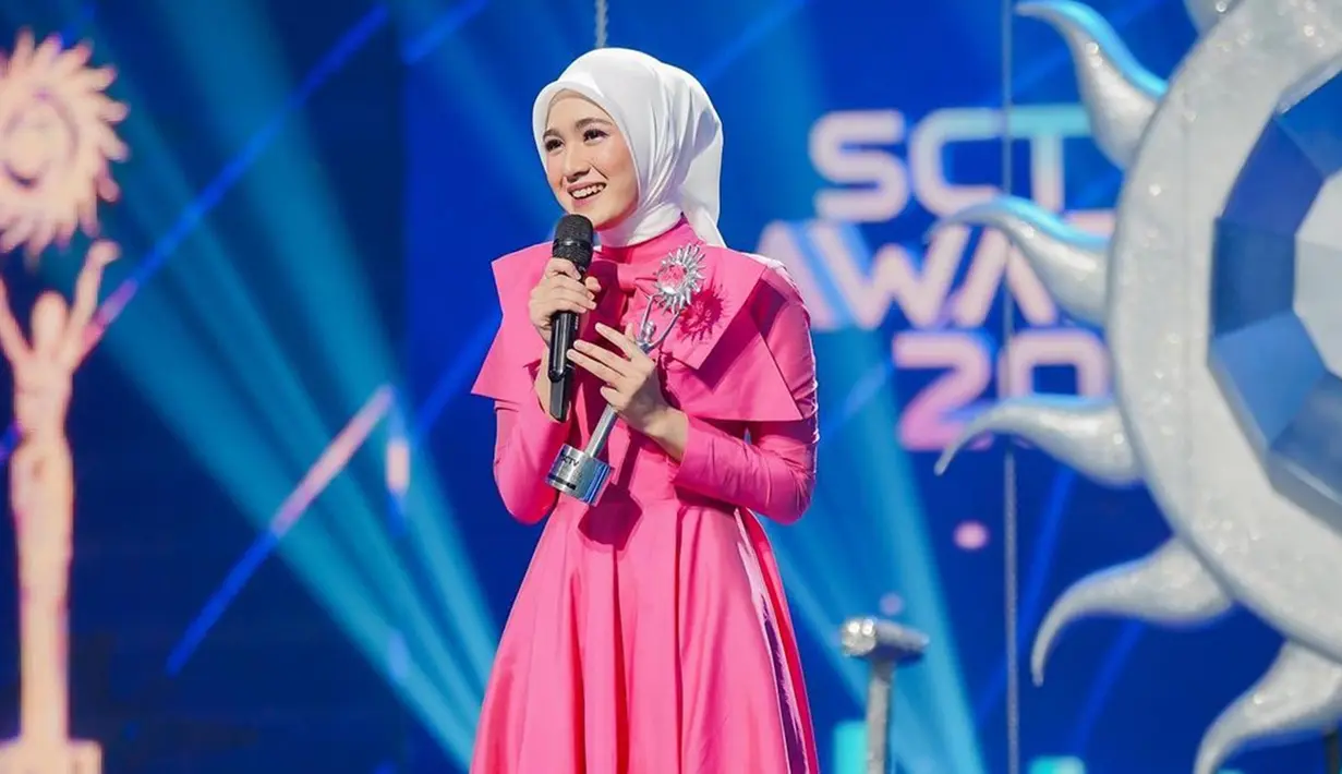 Aktris kelahiran Bekasi, 18 September 1998 itu bersyukur meraih piala SCTV Awards 2022 setelah memutuskan untuk berhijab. Kebahagiaan pun terpancar dari wajahnya. Ia tersenyum manis sambil memamerkan piala yang ia dapat. Dalam kesempatan itu, Syifa memberikan sambutan terbaiknya saat menerima penghargaan. (Liputan6.com/IG/@cutsyifaa)