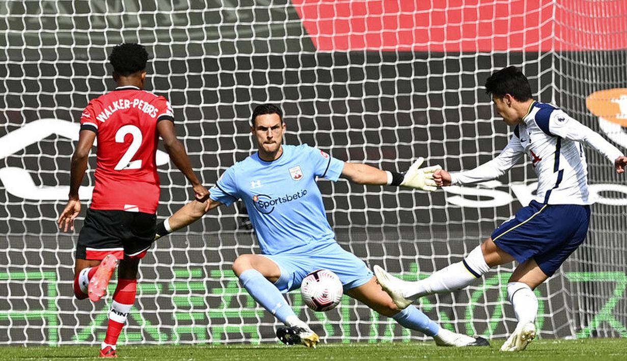 Penyerang Tottenham Hotspur, Son Heung-min, mencetak gol ke gawang Southampton pada laga Liga Inggris di Stadion St. Mary's, Minggu, (20/9/2020). Tottenham menang dengan skor 5-2. (Justin Tallis/Pool via AP)