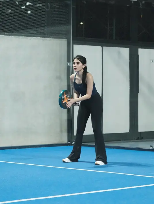 Kenakan tank top Alo dengan warna berbeda, Davina Karamoy kenakan celana training model cutbray. Paduan ini bikin tubuh rampingnya tuai pujian [@davinaakaramoy]