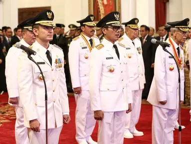 Gubernur dan Wakil Gubernur hasil Pilkada serentak saat di lantik di Istana Negara, Jakarta (12/2). Keputusan Presiden Nomor 13P Tahun 2016 tentang Pengesahan Pengangkatan Gubernur dan Wakil Gubernur Masa Jabatan 2016-2021. (Liputan6.com/Faizal Fanani)