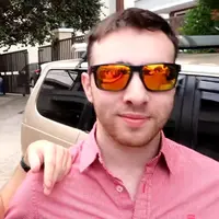 David Bond saat menunjukkan kegiatannya di Jakarta lewat video yang diunggahnya di media sosial. (Sumber Foto: Youtube)