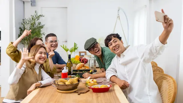 teman berkumpul makan