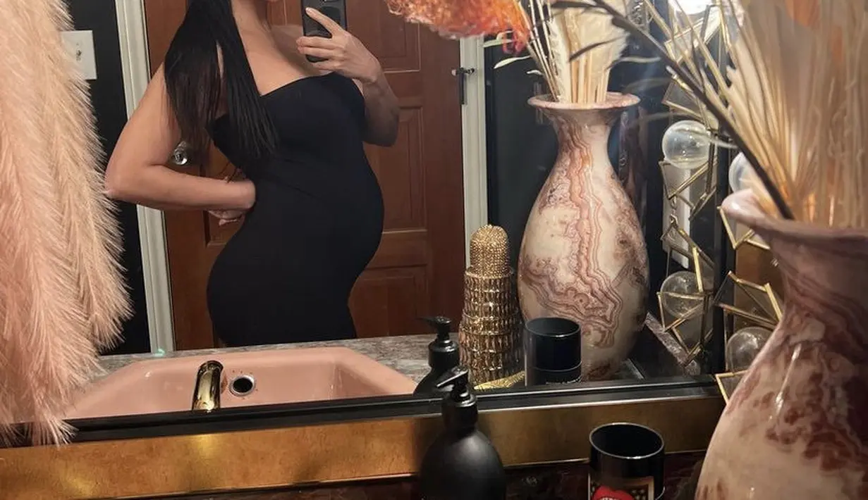 Ia juga tampil elegan dengan dress off shoulder hitam dengan rambut ponytailnya.  @kourtneykardash