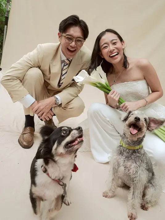 <p>Dalam sesi pemotretan tersebut, Dhika tampil menawan dalam balutan gaun pengantin putih yang simpel namun elegan. [@brandonsalim].</p>