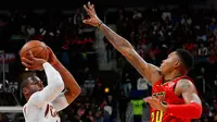 Pebasket Cleveland Cavaliers, Dwyane Wade, dihalangi oleh pebasket Atlanta Hawks, Kent Bazemore, saat akan shooting pada laga NBA di Philips Arena, Atlanta, Kamis (30/11/2017). Hawks kalah 114-121 dari Cavaliers. (AP/Kevin C. Cox)