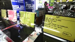 Barang elektronik seperti laptop tertata rapi di pusat barang elektronik di Mangga Dua, Jakarta, Minggu (12/6). Badan Pusat Statistik adanya peningkatan pembelian barang tahan lama seperti elektronik. (Liputan6.com/Angga Yuniar)