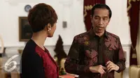  Presiden RI Joko Widodo menjawab pertanyaan saat wawancara khusus di Istana Merdeka, Jakarta Pusat, Jumat (16/10/2015). (Liputan6.com/Immanuel Antonius)