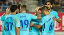 Pemain Barcelona, Paco Alcacer (ketiga kanan) merayakan gol ke gawang Real Murcia pada leg pertama 32 besar Piala Raja di stadion Nuevo Condomina, Rabu (25/10). Tanpa Lionel Messi dan Luis Suarez, Blaugrana mampu menggilas tuan rumah 3-0 (AP/Ferran Viros)