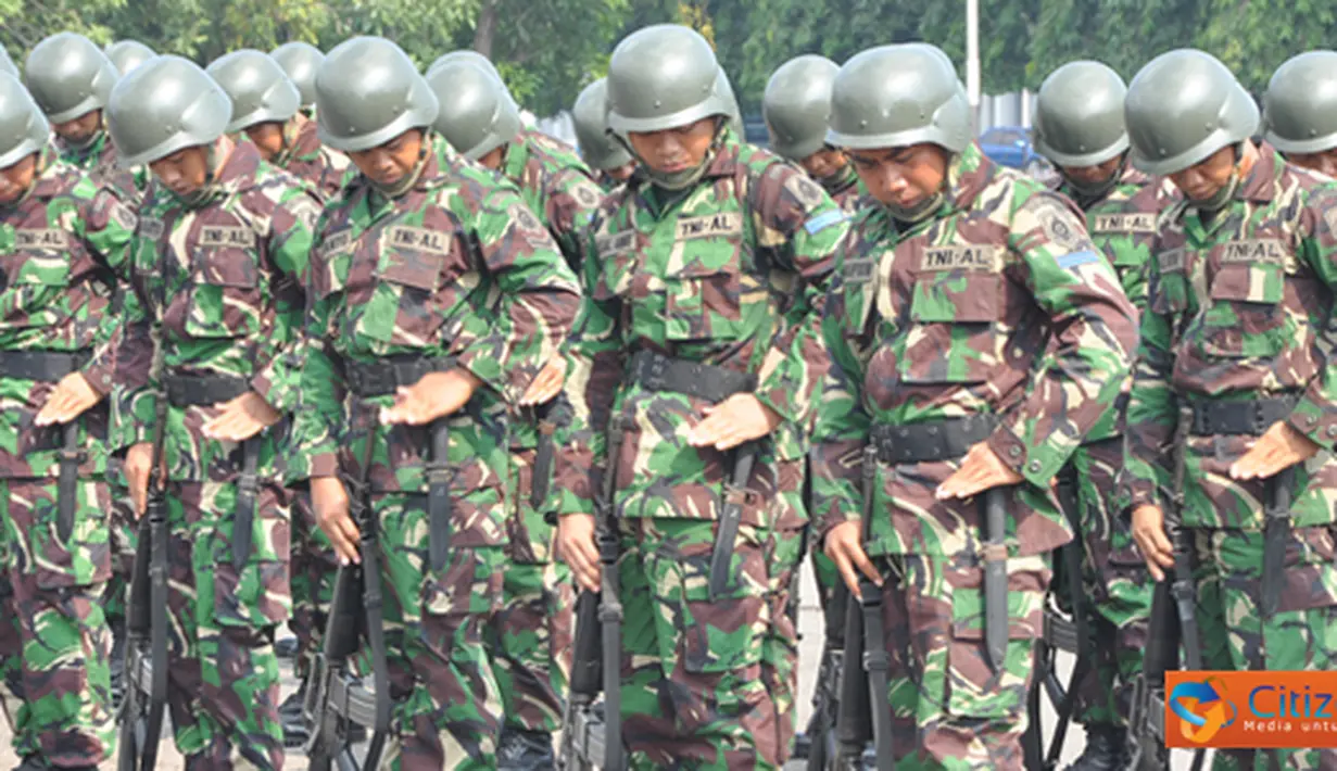 Citizen6, Surabaya: Tim Puslatdiksarmil menyabet gelar juara dalam lomba Peraturan Baris Berbarsi (PBB) antar satuan kerja Kobangdikal dalam rangka Hari Pendidkan Angkatan laut Ke-66 pada 2012, Rabu (17/4). (Pengirim: Penkobangdikal)