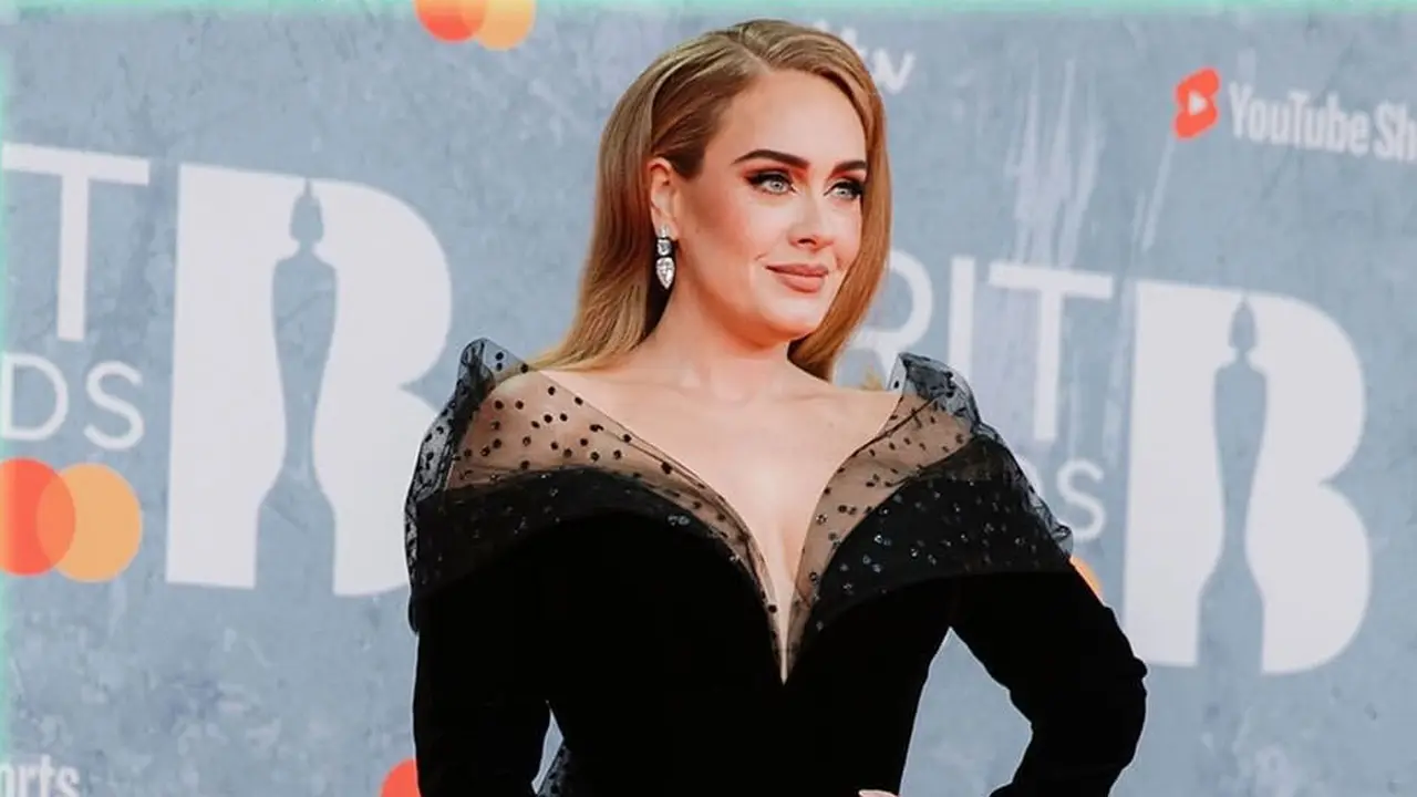 Adele Debut di Red Carpet, Cincin Berliannya Bikin Salah Fokus