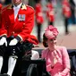 Kate Middleton menaiki kereta kuda saat parade Trooping the Color di London, Inggris, Sabtu (17/6). Gaya Kate Middleton semakin sempurna berkat topi berwarna pink yang dipercantik dengan dekorasi lipit yang unik. (AP Photo/Kirsty Wigglesworth)