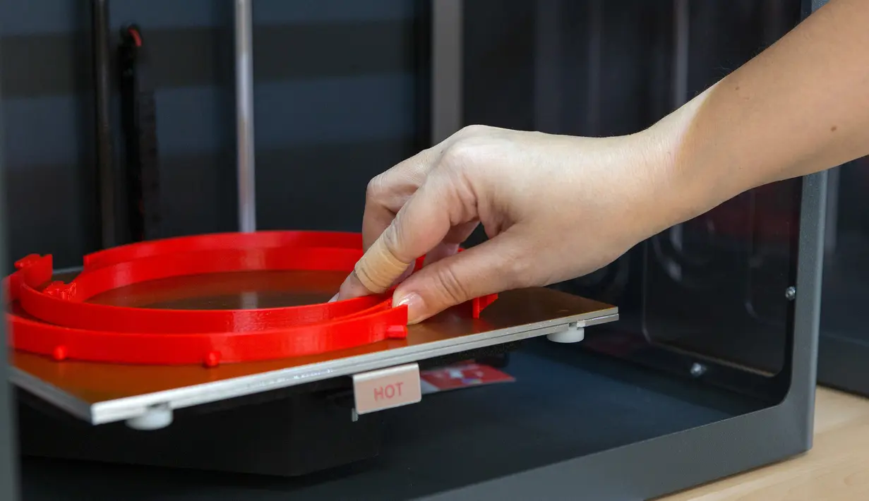 Proses pembuatan pelindung wajah untuk para petugas medis menggunakan mesin cetak tiga dimensi (3D) di Blue Lab, Piraeus, Yunani, Rabu (15/4/2020). Para ahli teknologi berlomba dengan waktu untuk memenuhi kebutuhan alat pelindung diri (APD) bagi petugas medis melawan COVID-19. (Xinhua/Marios Lolos)