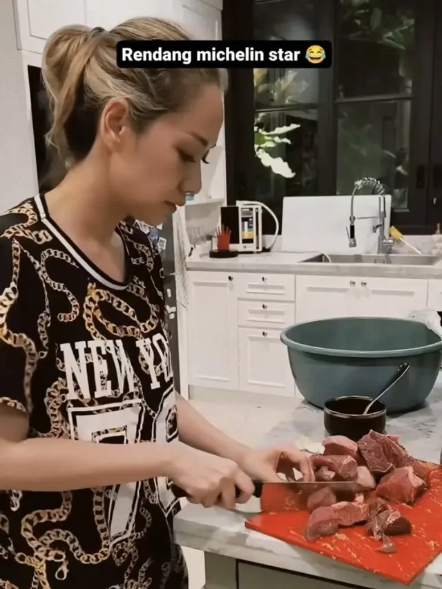 Potret Bunga Citra Lestari Saat Masak Rendang dan Gulai. [@jodieoctora]